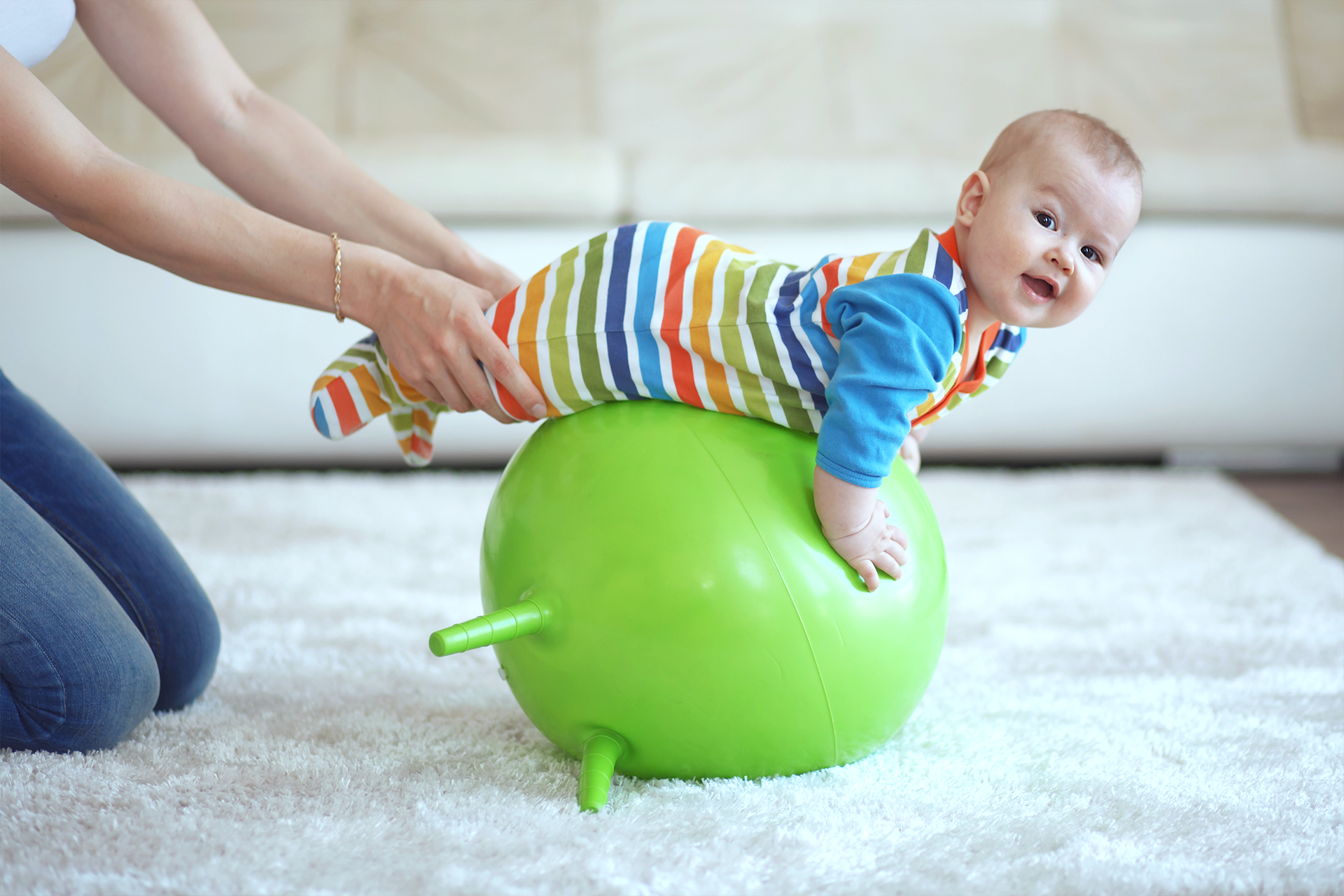 Bebé jugando con una pelota