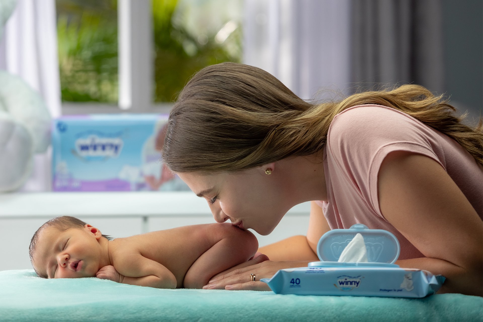 Mamá dándole beso en la colita su bebé