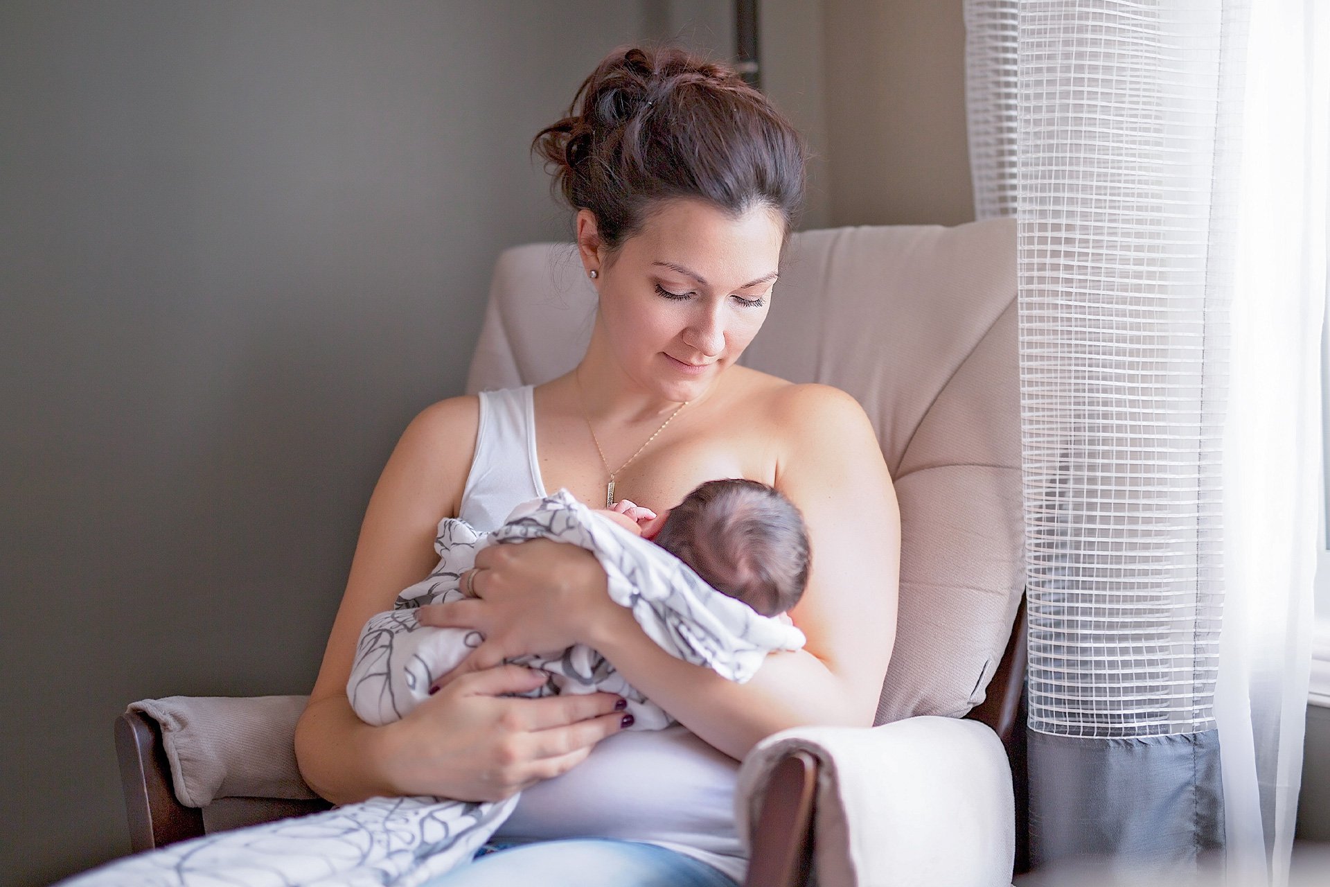 Mamá sentada amamantando a su bebé